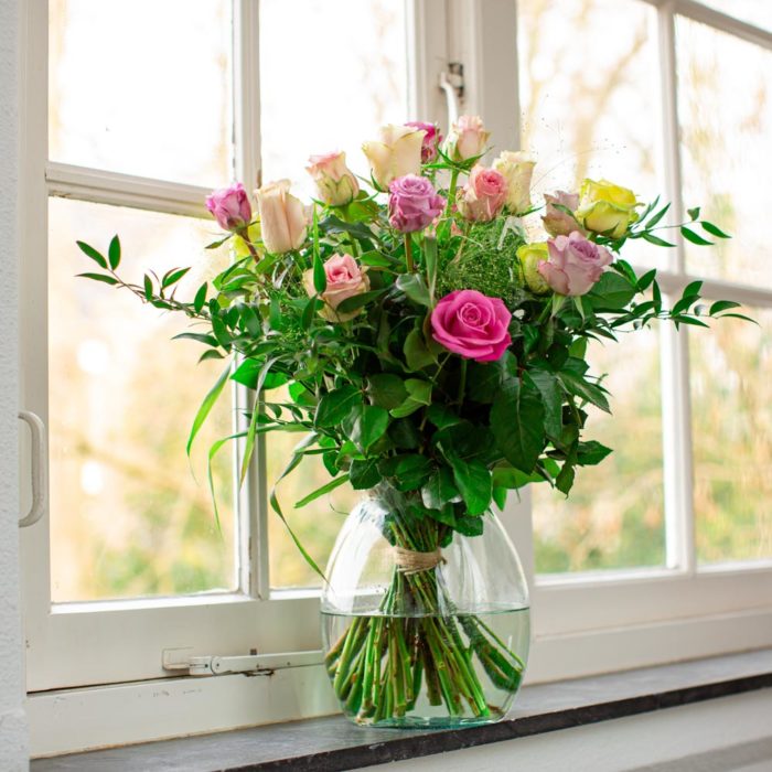 gekleurde rozen vooraanzicht raam la vie en rose